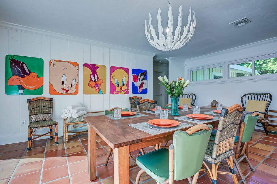 Indoor dining that feels outdoors if you desire to open up the multiple sliders(turn A/C off).  Enough seating for all.