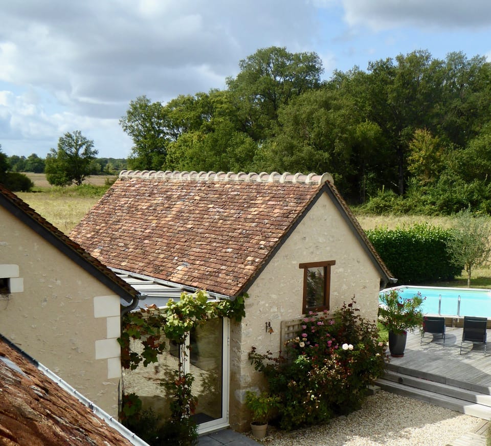 Side cottage (bedroom 1). connecting veranda, courtyard view
