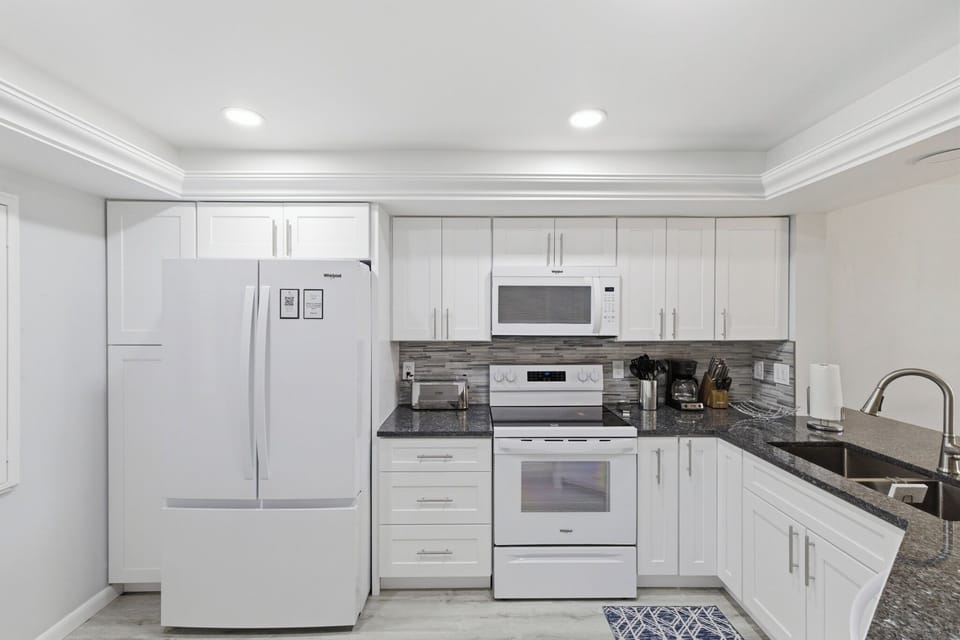 FULL KITCHEN