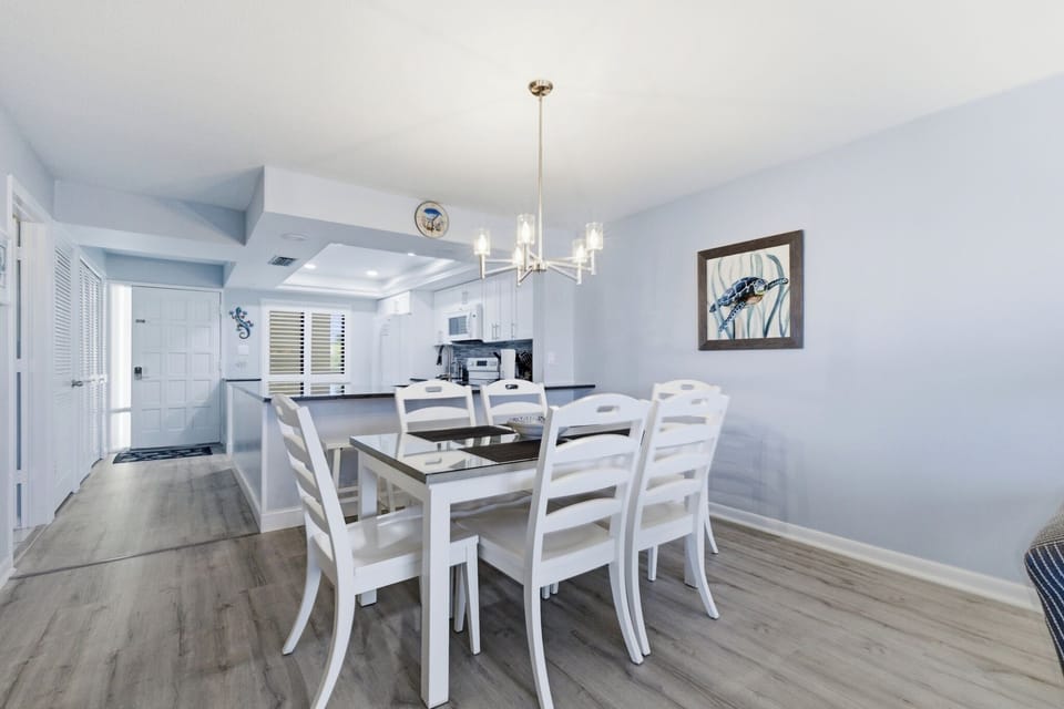 DINING ARE WITH SEATING FOR 6