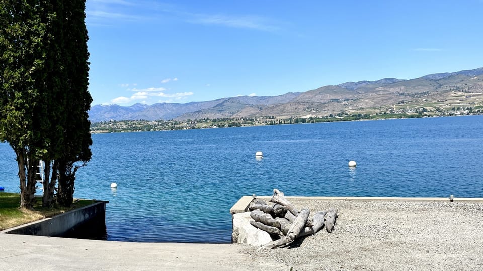 Footpath down to the water - great for launching kayaks, paddleboards, and jet skis