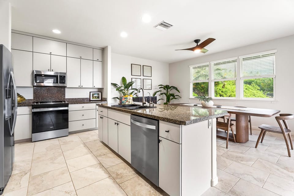 Centered on culinary creativity: our kitchen's versatile hub.