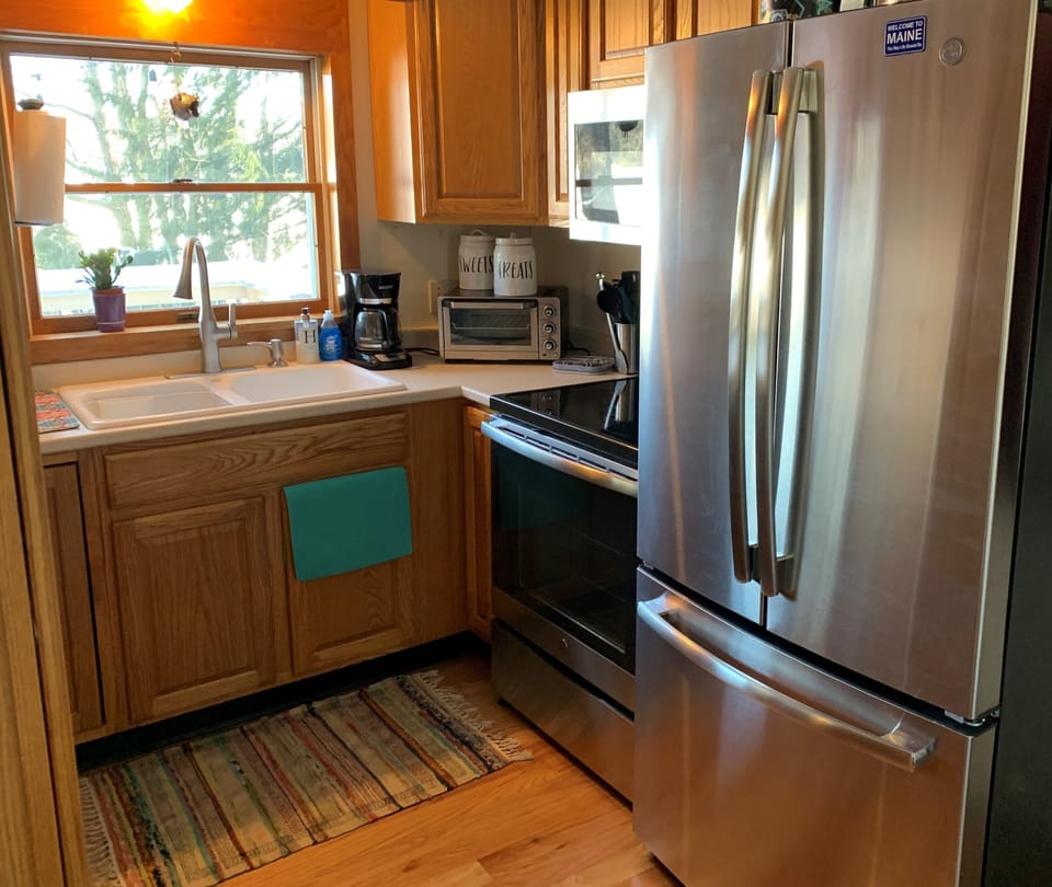 Kitchen w/ all new SS appliances