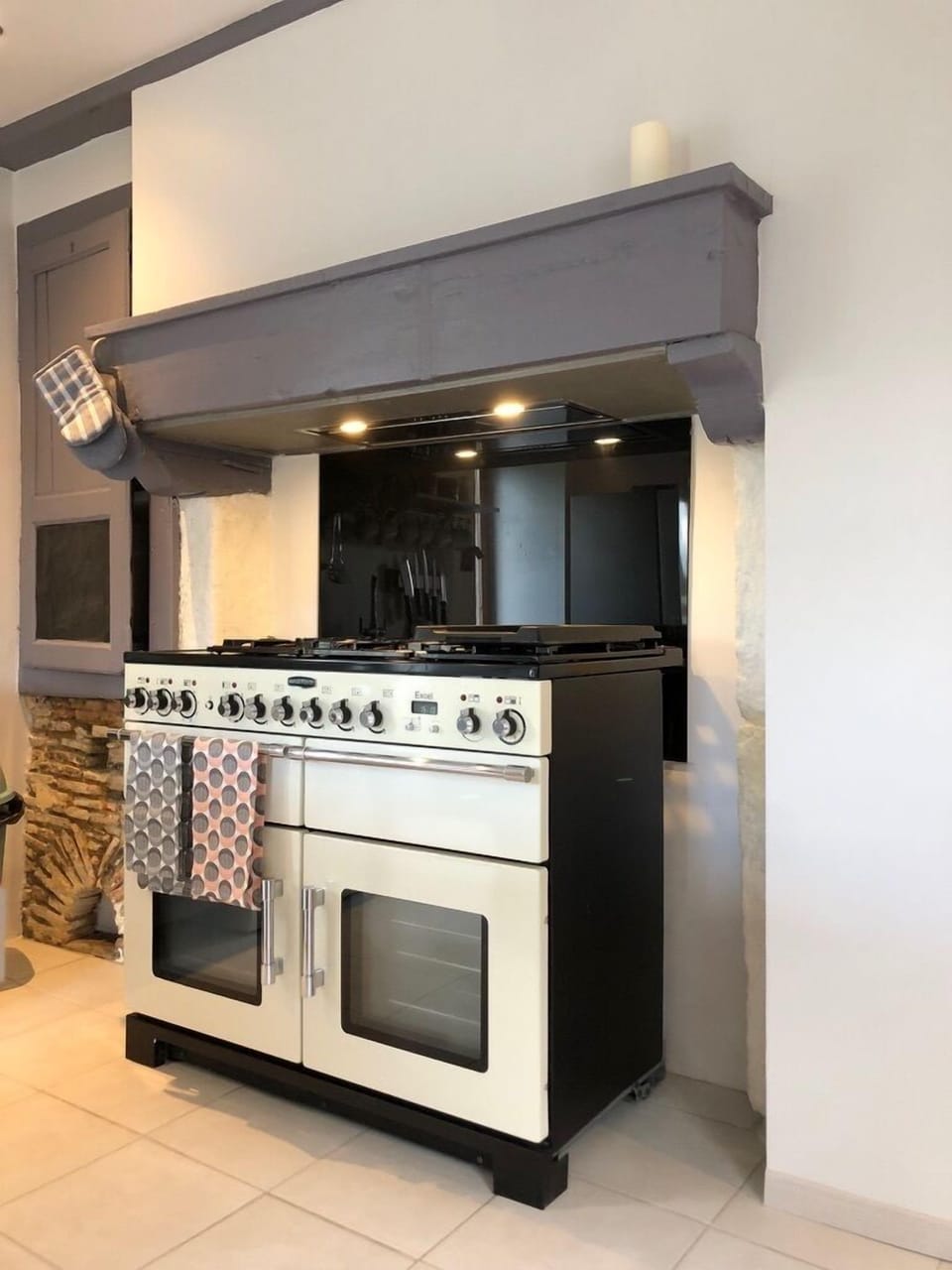 Kitchen - Open plan with dual fuel Range Master Cooker.