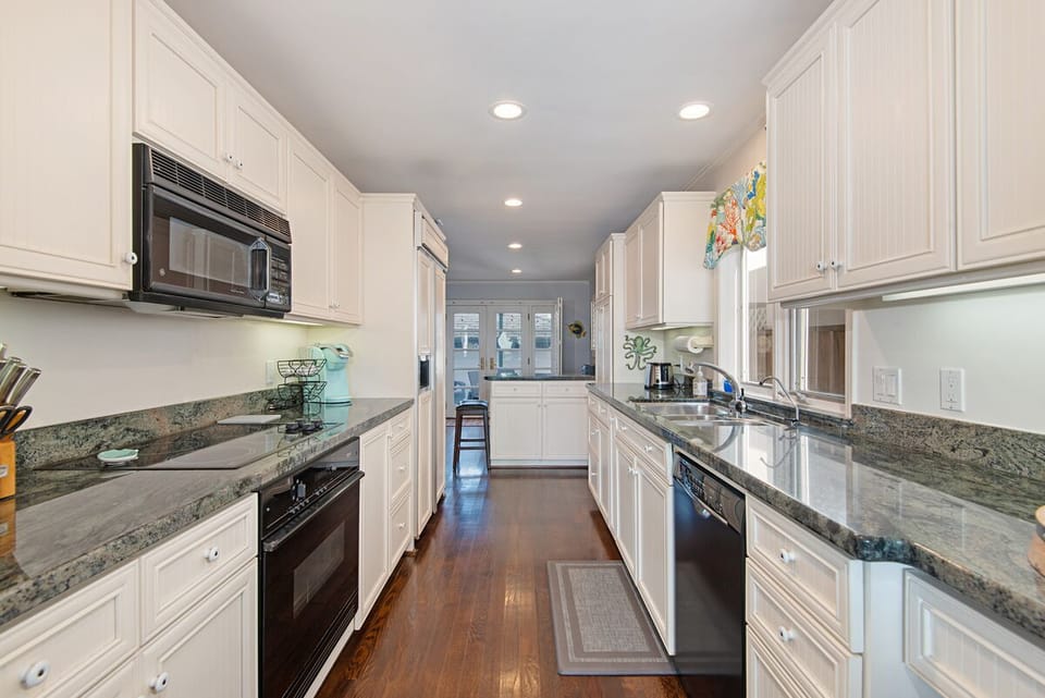 Kitchen with peninsula 