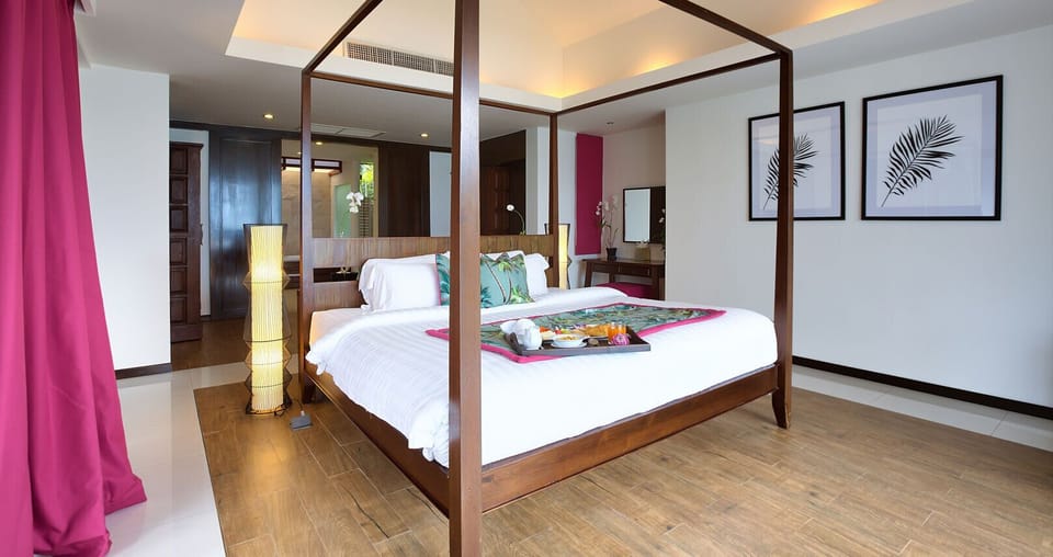 Bedroom with 1 king bed and en-suite bathroom