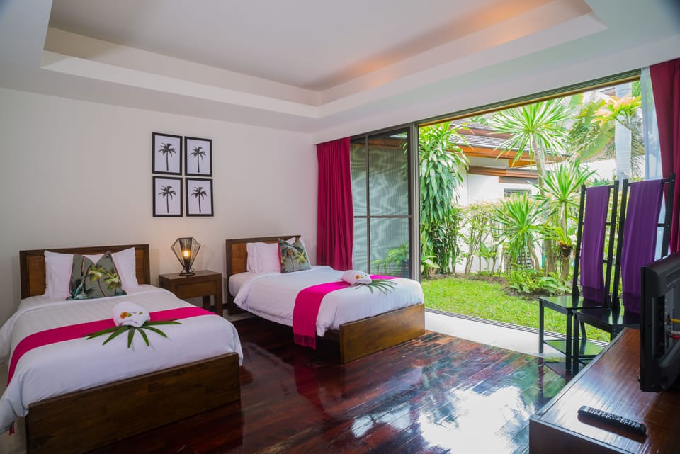 Bedroom with 2 twins beds (with an option to be 1 king bed), & garden access