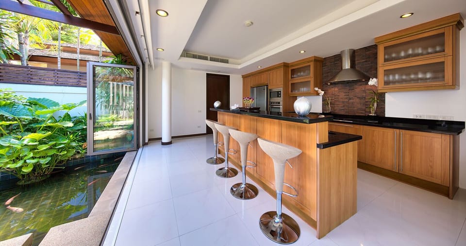 Well-equipped kitchen with kitchen bar for 4 persons, oven, stove top, and more.