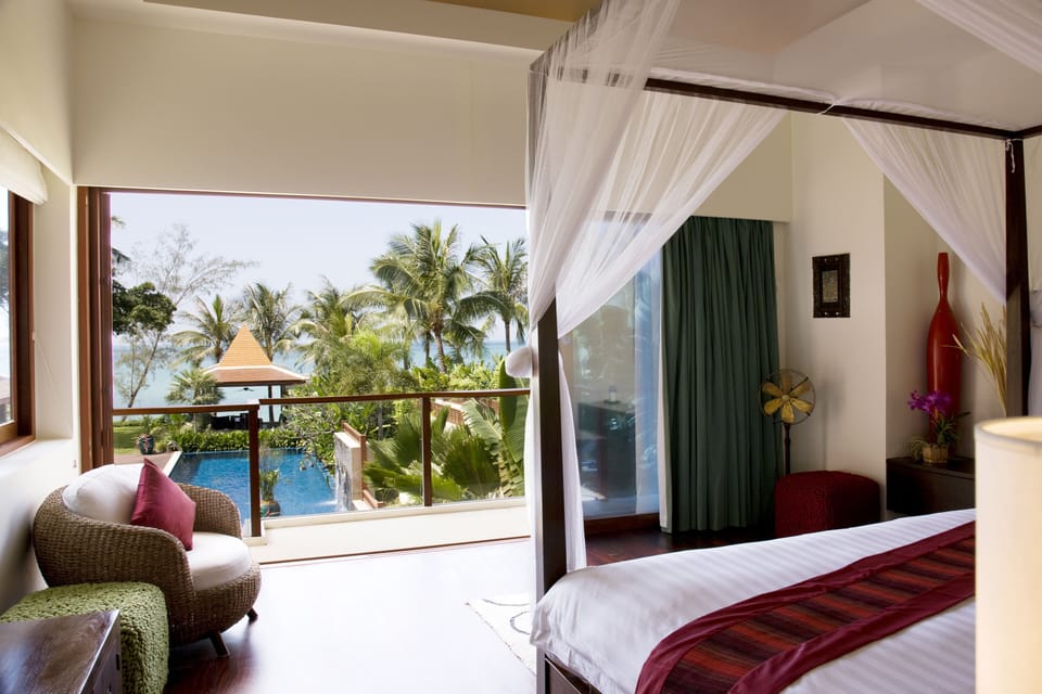 Bedroom with 1 four-poster king bed, satellite TV, and private balcony
