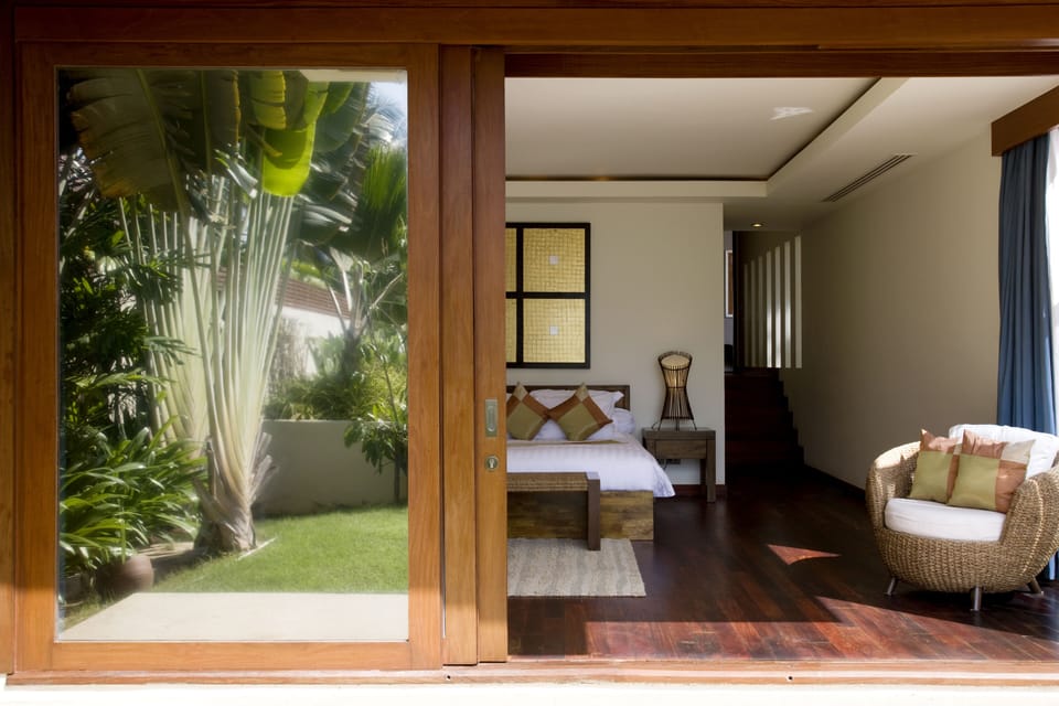 All bedrooms have en-suite bathroom, safety deposit box and air conditioning