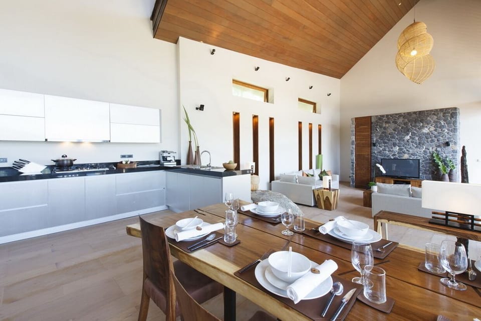 The open-plan dining space and kitchen, adjacent to the poolside sala