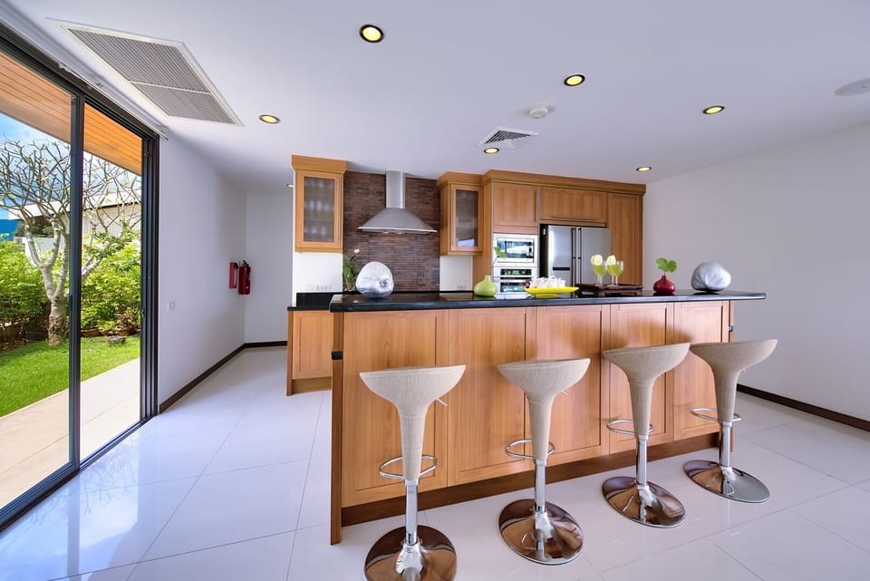 Kitchen bar that can seat 4 persons