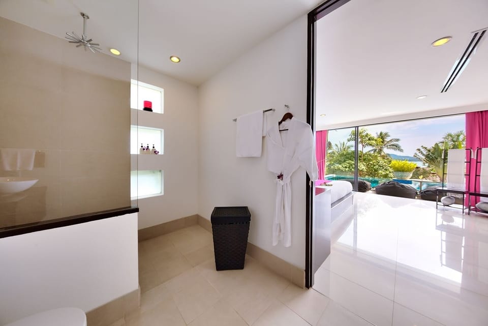 En-suite bathroom with toilet and indoor rainshower