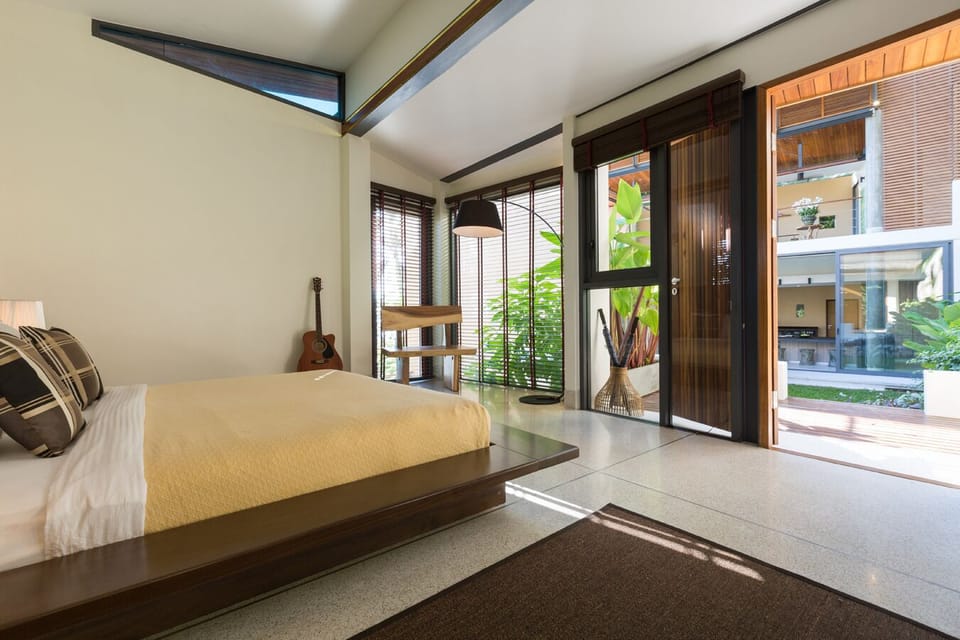 Bedroom with 1 queen bed, safety deposit box, and air-conditioning