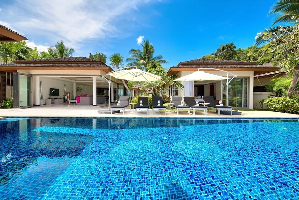 1,002 sqm villa with infinity pool and large al fresco sala.