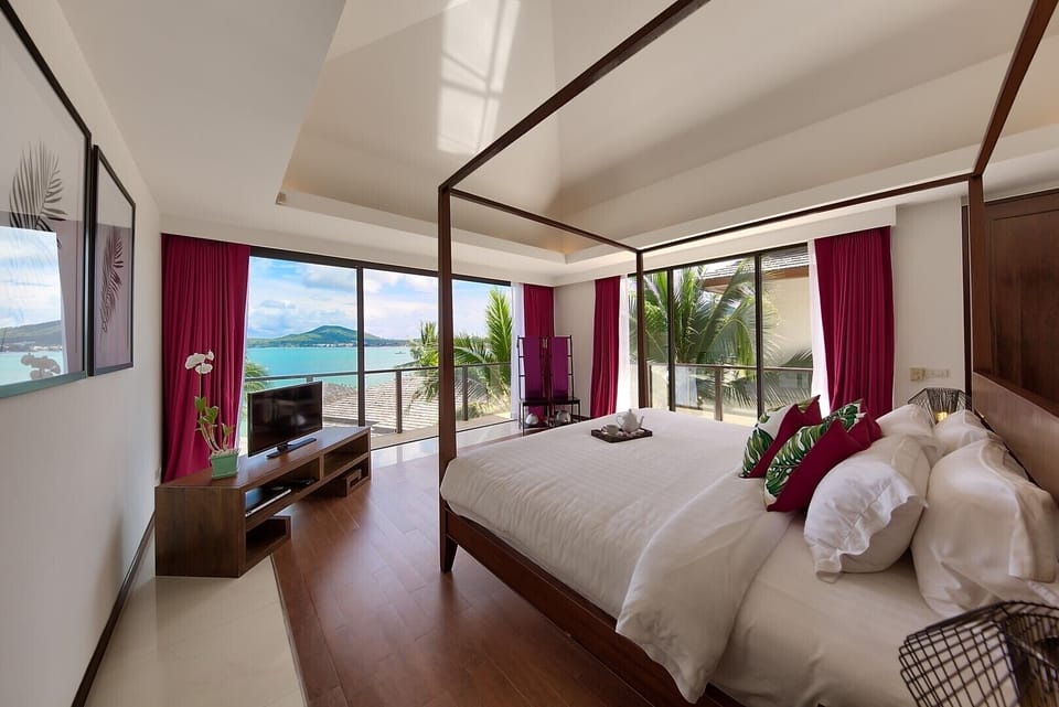 Bedroom with 1 four-poster king bed, TV, and ocean view