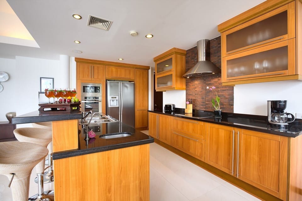 Fully-equipped kitchen with kitchen bar for 4 persons, electric stove top & more