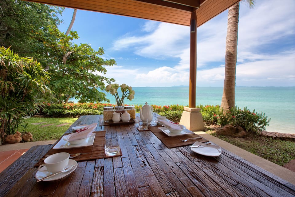 Outdoor beach sala and dining area with access to beach