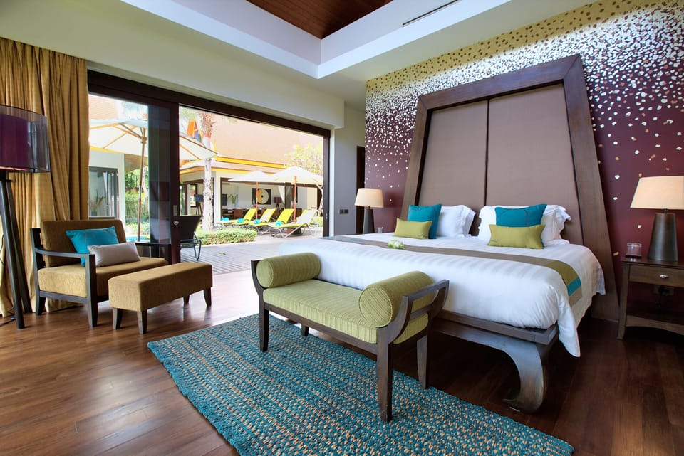 Bedroom with 1 king bed, TV, smart TV, and direct access to pool