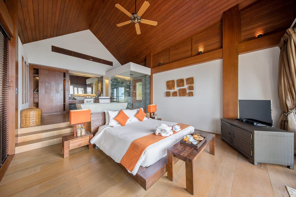 Bedroom with 1 king bed, smart/satellite TV, walk-in wardrobe