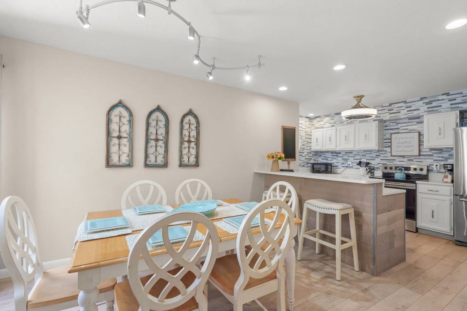 Plenty of seating space around the table, plus 2 more at the breakfast bar
