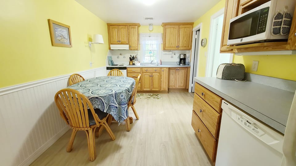 Eat in kitchen with dishwasher