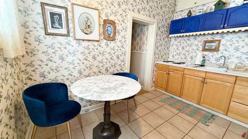 【Parlor Kitchen】Blue cabinets, coffee setup — no kitchen queue at breakfast