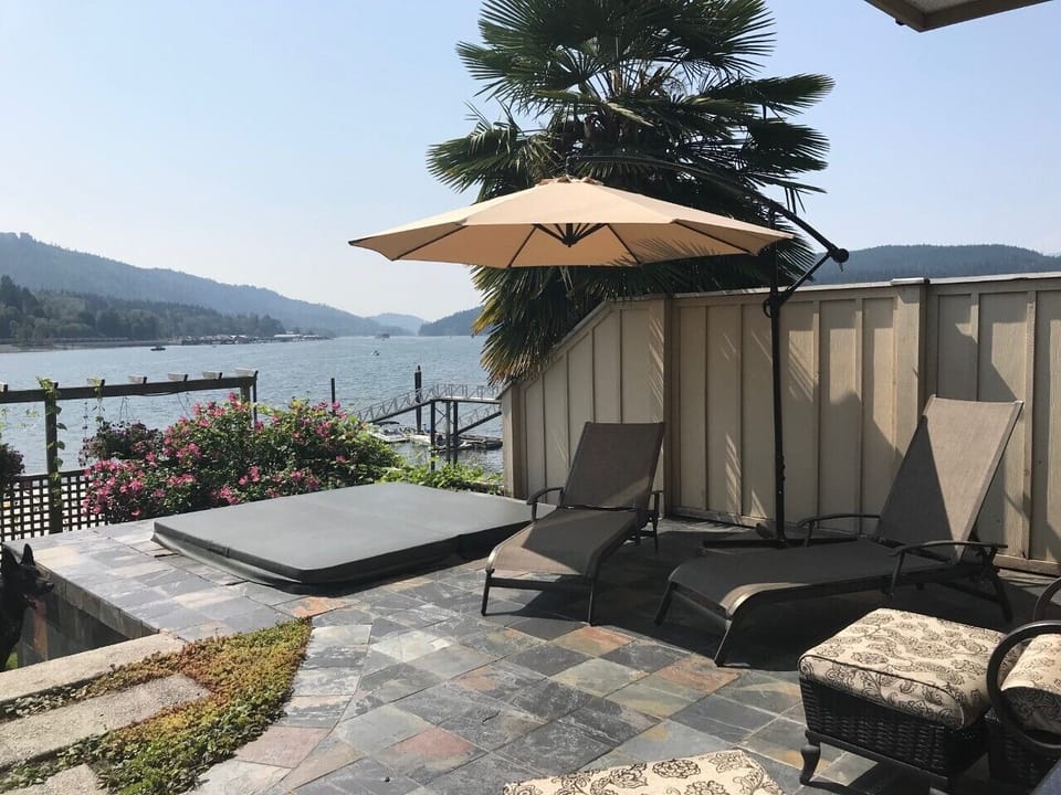 hot tub and lounging area
