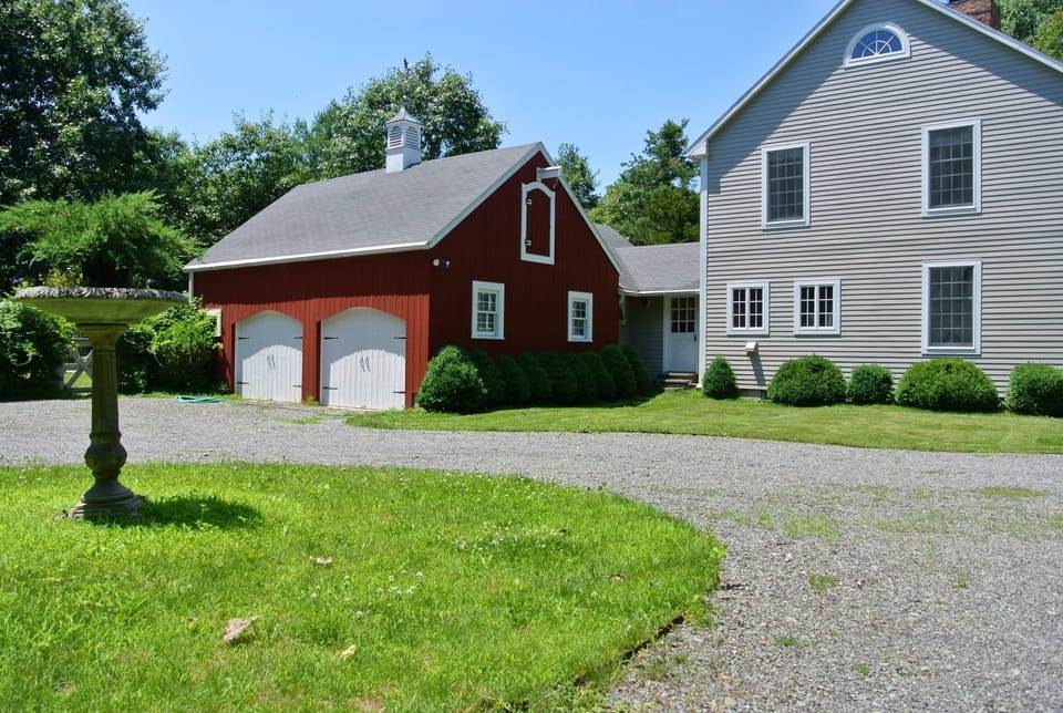 Driveway, private cul de sac, and side entry to house