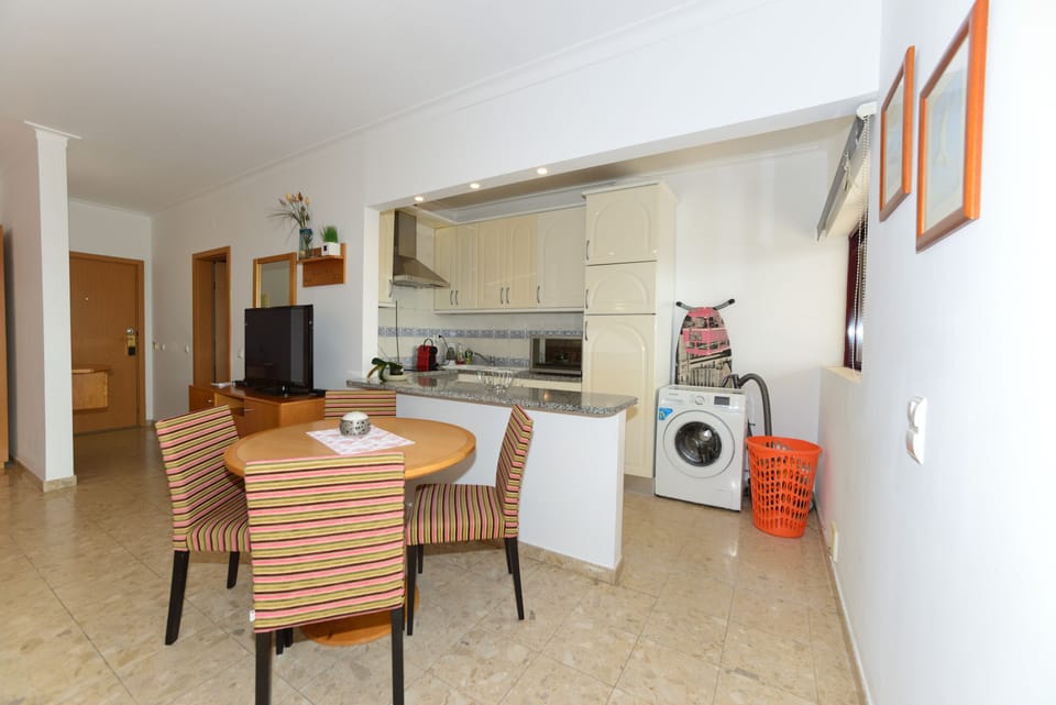 Dining Area & Kitchen