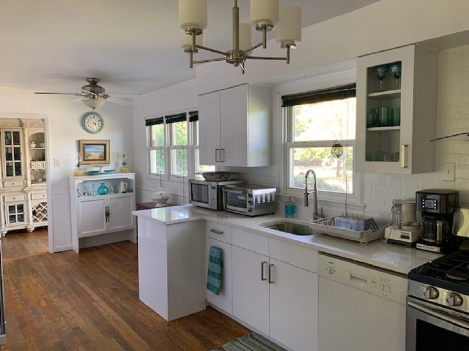 Bright and airy kitchen, newly renovated!