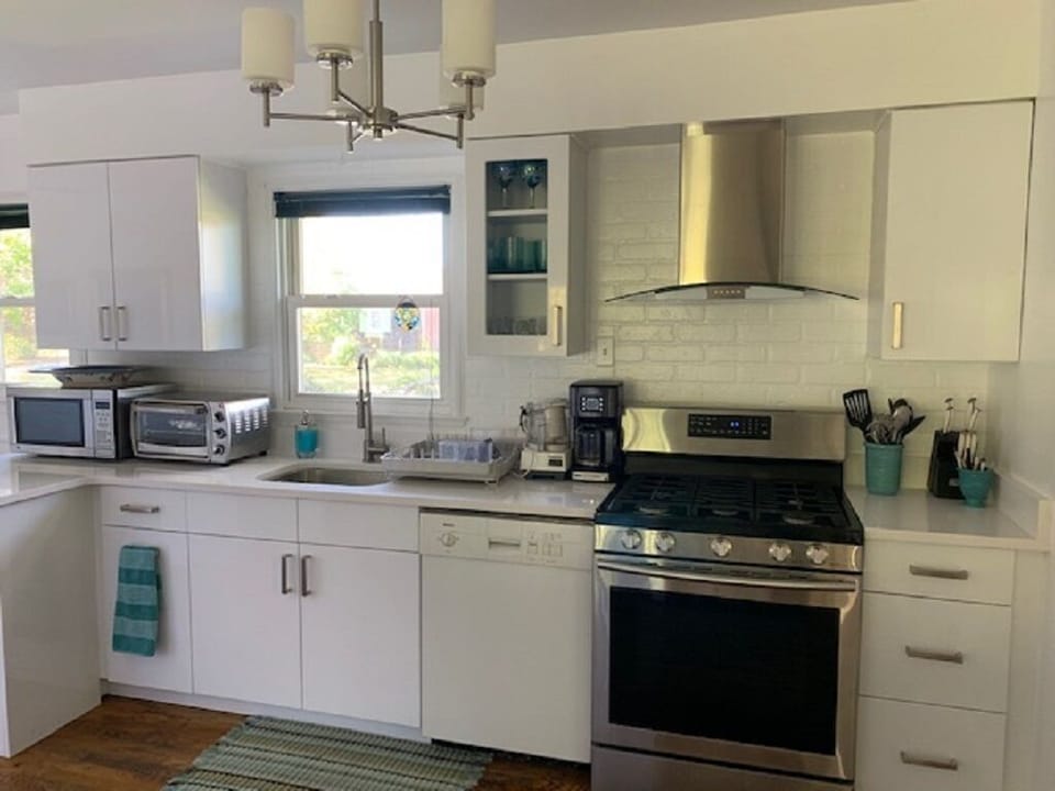 Newly renovated kitchen, brand new appliances.