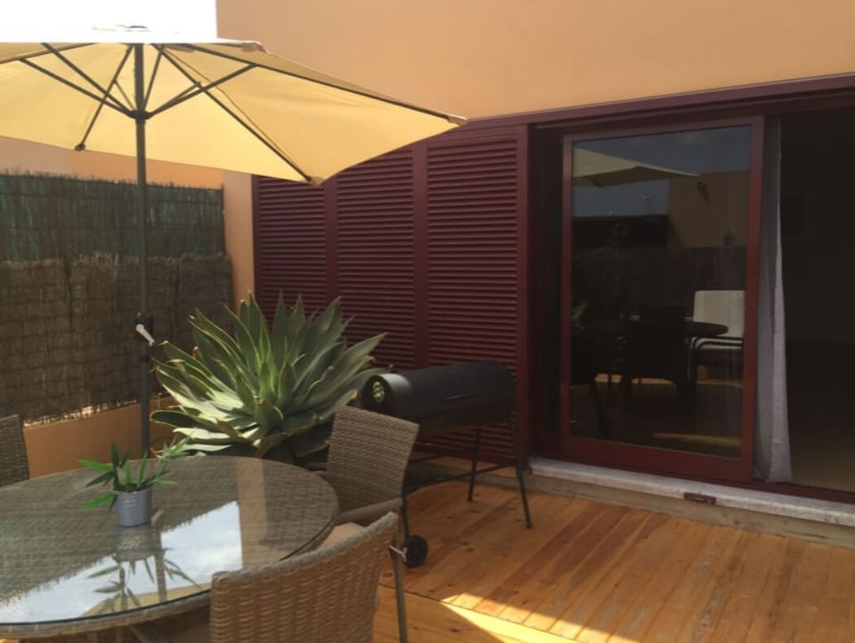 Garden / Large Decking / Terrace / 2 Loungers, 4 Outside Dining Chairs / Table