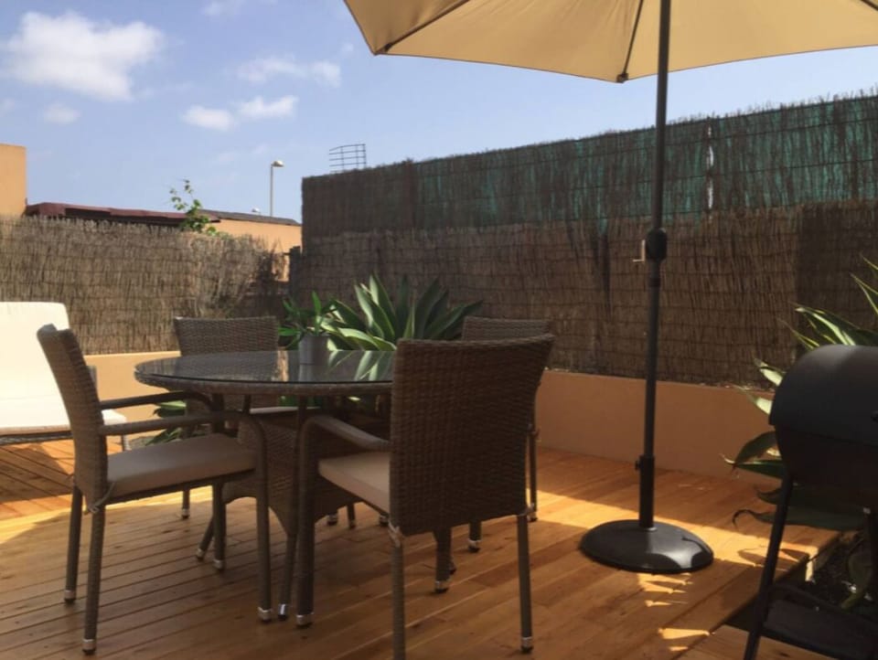 Garden / Large Decking / Terrace / 2 Loungers, 4 Outside Dining Chairs / Table