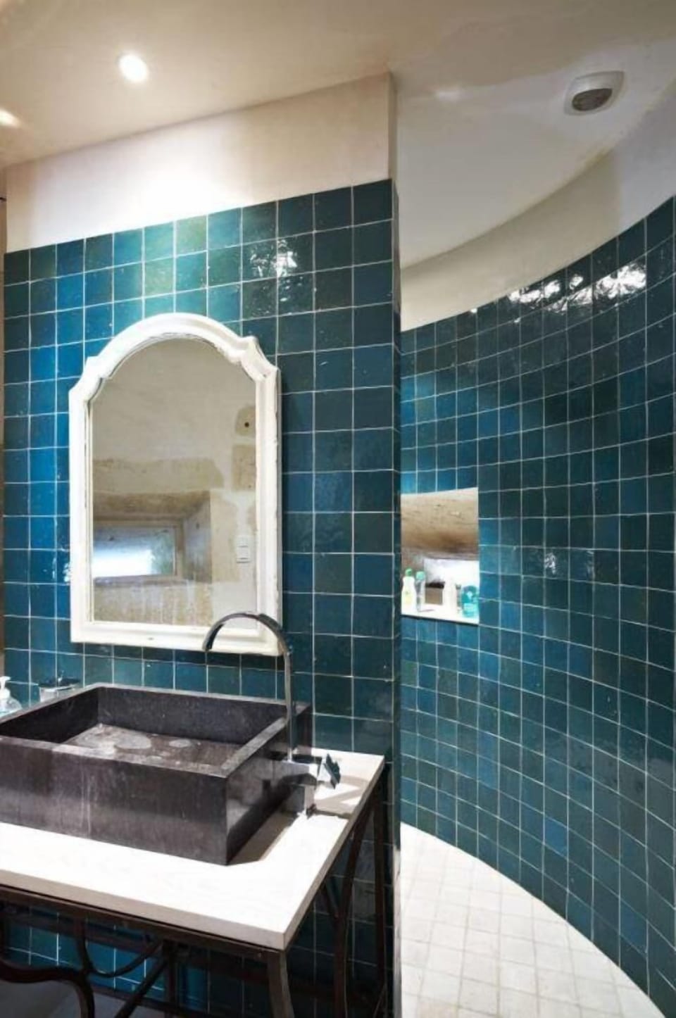 South-tower bathroom with Zélige tiles