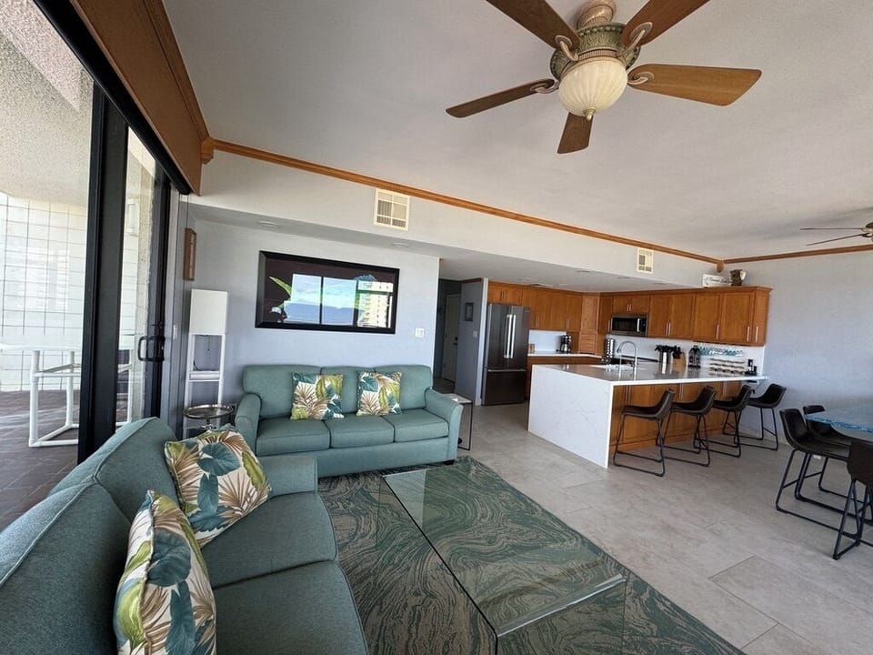 Comfortable living and dining!