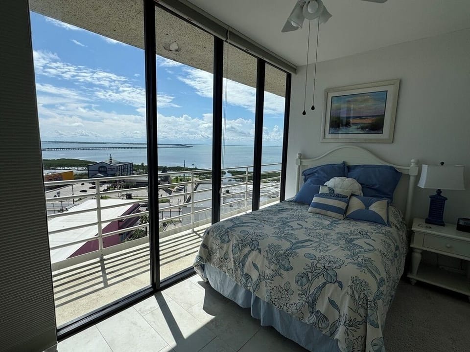 Blue beach & bay bedroom (upstairs middle bedroom)