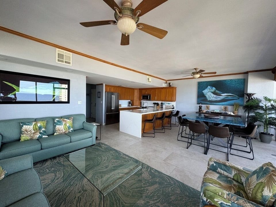 Comfortable living and dining!