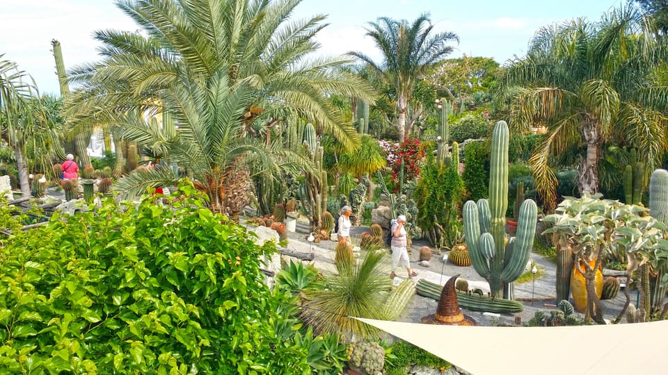 Aptm in a Small and fine resort, set in a botanical Garden.  On Ischia Island,