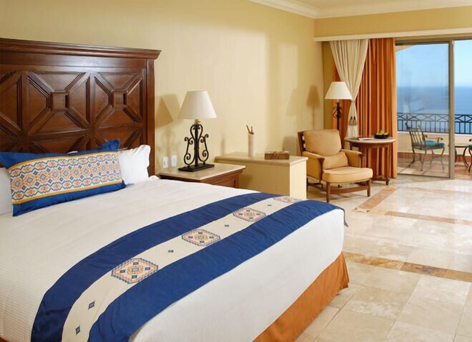 bedroom with two queen size beds