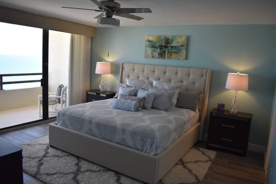 Master Bedroom, look at the beach while lying in bed.