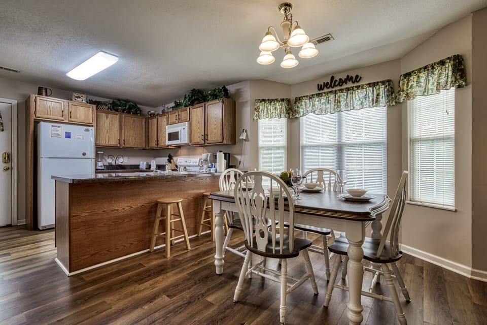 Pigeon Forge Vacation Rental "River Escape" - Dining area and kitchen