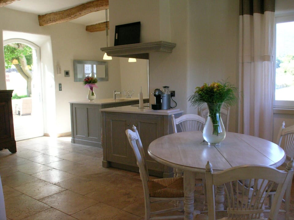 Holiday rental BONNIEUX building to rent living room