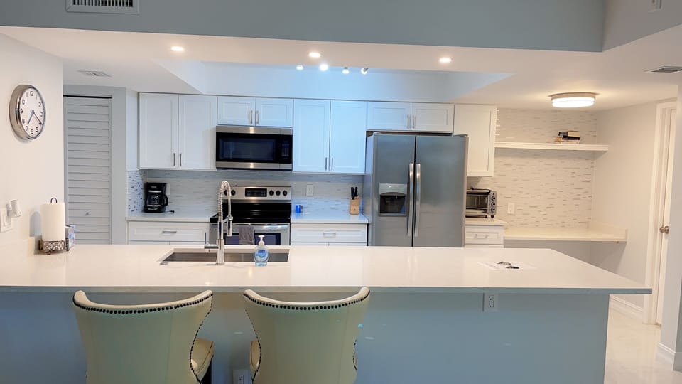 Modern Kitchen with Huge Platform!