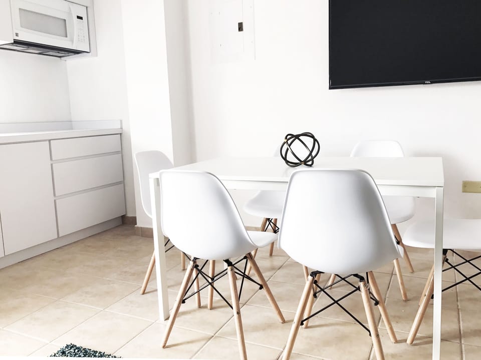 Cuenta con un comedor para 6 personas, tiene smart TV y esta próximo a la cocina