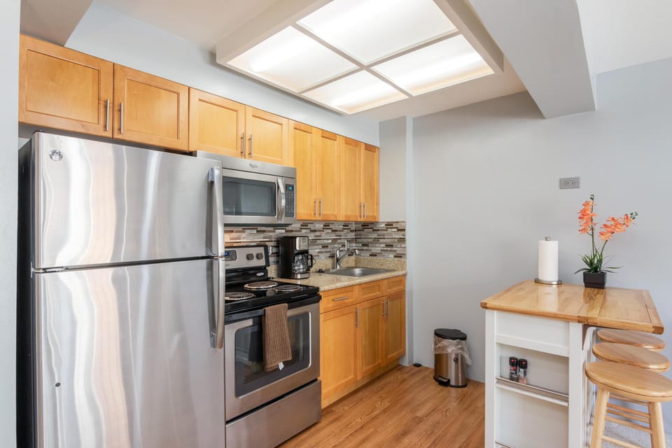 Kitchen W/ Breakfast Island