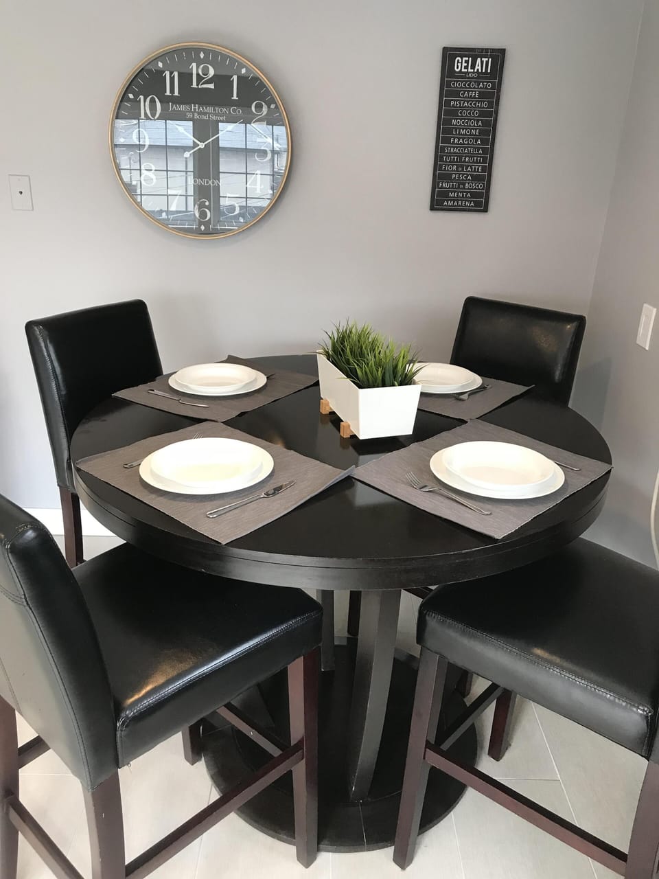 Kitchen sitting area.
