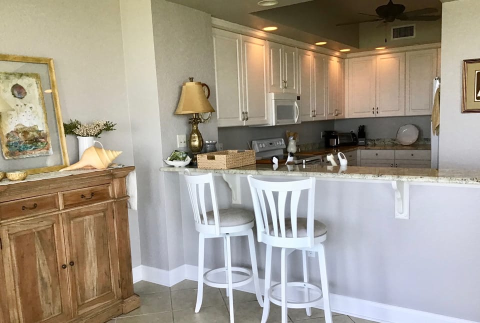Kitchen & bar.