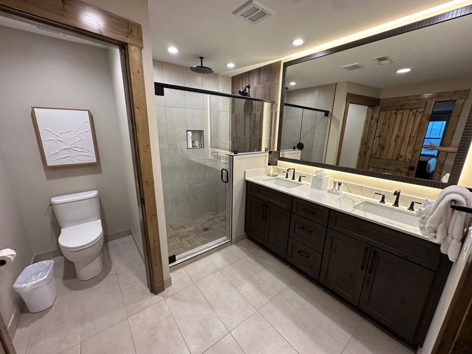 Main bathroom with shower