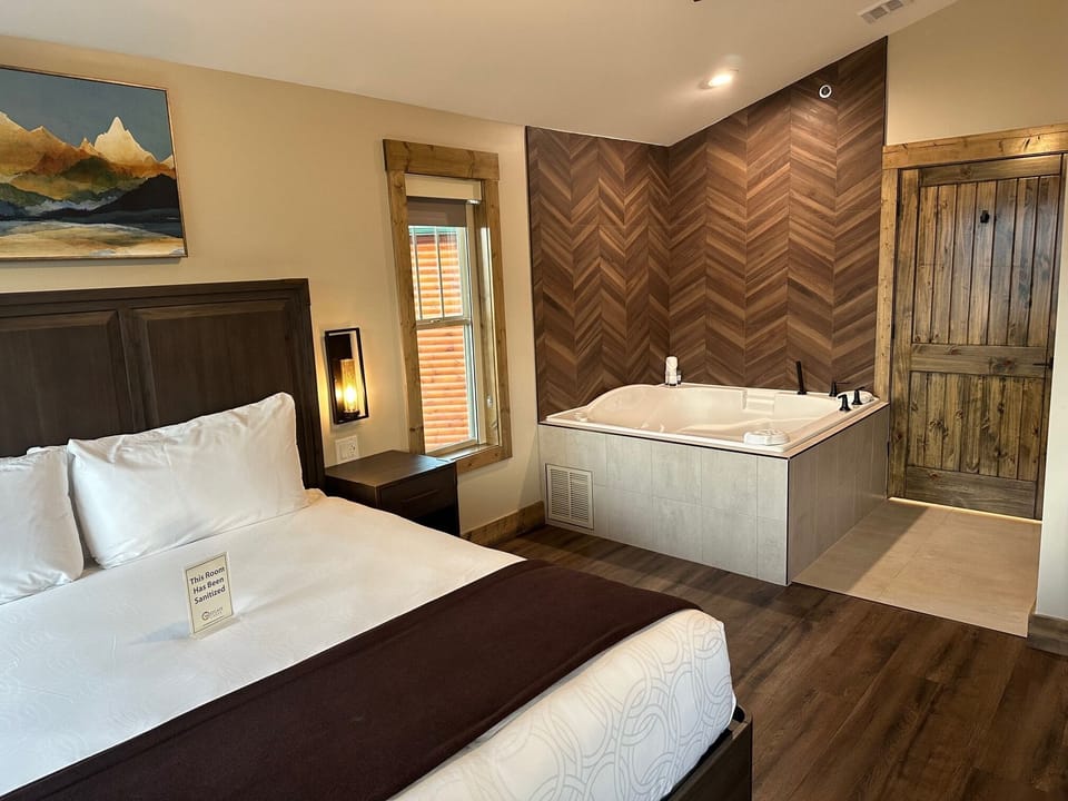 Whirlpool tub in main bedroom